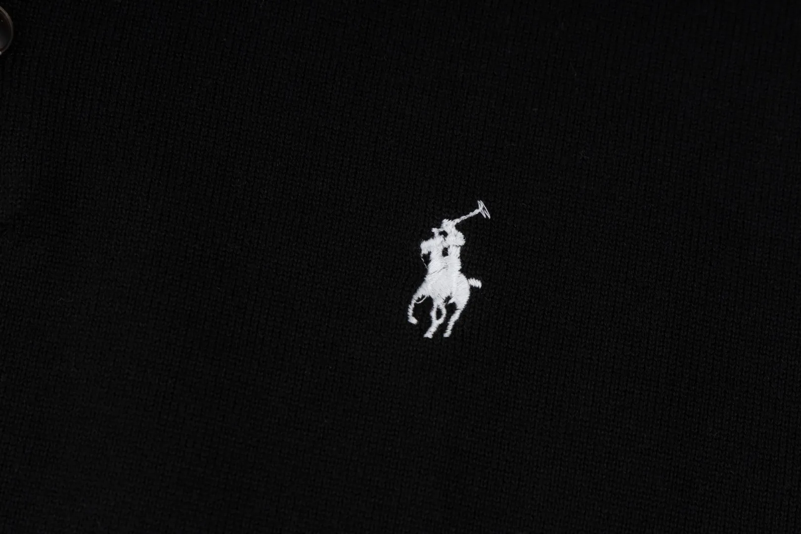 P216 #R81 Ralph Lauren knitted pony embroidered lapel polo shirt three-button pullover open chest long-sleeved sweater Official website synchronization Same style for men and women Sizes: S-XL Color: White Blue Gray Dark Gray Khaki Military Green Navy White Label Navy Blue Red Label Black Red Label Black White Label Pink Classic cotton yarn 100% white cotton High-quality goods Classic styles have always been popular! The workmanship details are very good! The simple lapel polo pullover sweater is always the standard, with classic brand embroidery on the chest! All major stars have the same style! Best for couples. High quality goods! Xinjiang cotton micro-elastic and smooth fabric has excellent quality. Pure cotton is soft and skin-friendly. Size: S M L